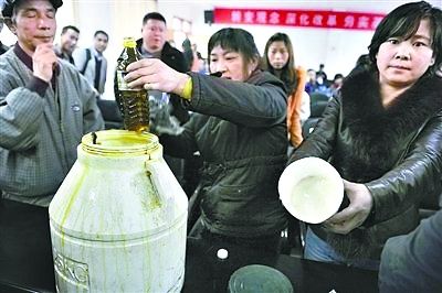 家长们从幼儿园找出的食堂用油，疑似地沟油。