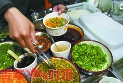 臭豆腐酸辣粉昆虫宴 逛中山南路美食夜市