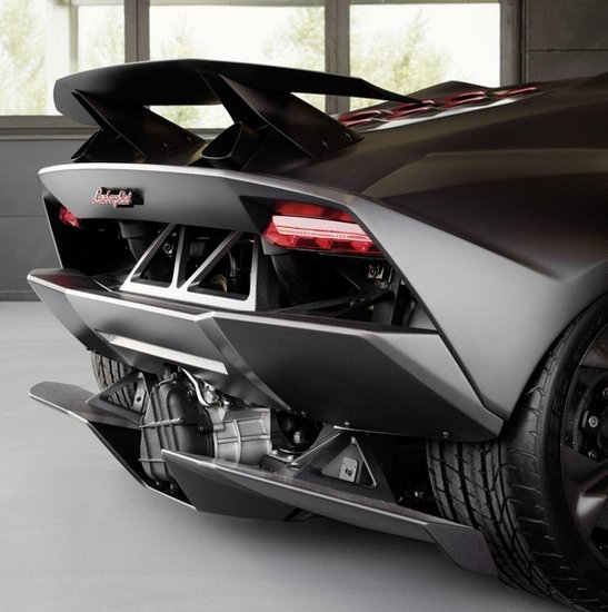 兰博基尼Sesto Elemento（第六元素）概念车是在2010年的巴黎车展上正式亮相的，其尤为惊艳的外形吸引了所有车迷的眼球