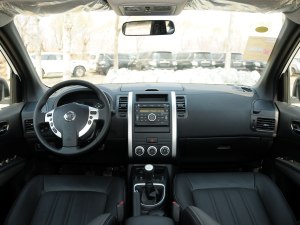 奇骏2012款 2.5L 手动豪华版 4WD