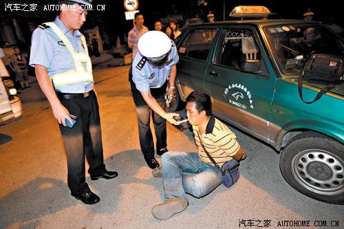 广州男子疑醉驾连撞两车 自称公安局的 汽车之家