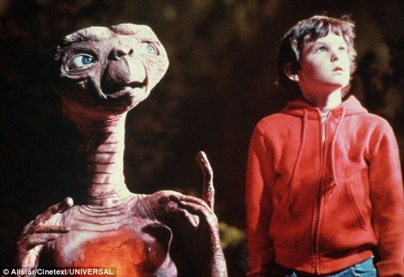 1982年影片《E.T。》剧照。这部影片围绕一个被困在地球的外星人展开