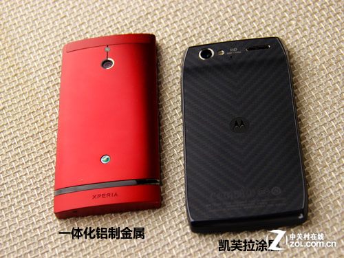 W网美机争锋 Razr V XT885对比索尼LT22i