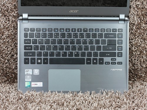 Acer M5-481G灰色 键盘面图