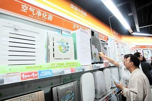 上海一个家电卖场中，顾客在咨询空气净化器产品。