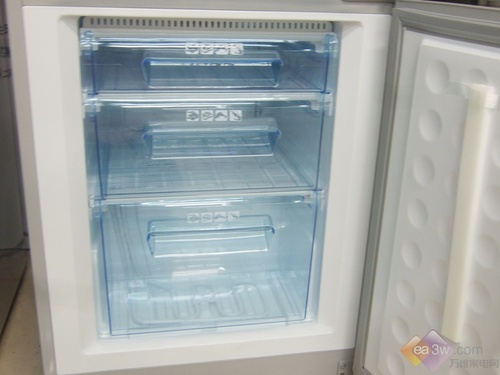 美的三门冰箱仅售3000元大中遭抢购