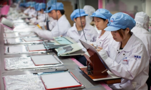 图为苹果供应商工人在上海组装MacBook Pro显示器。