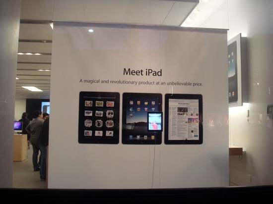 店内海报还是宣传iPad平板电脑的