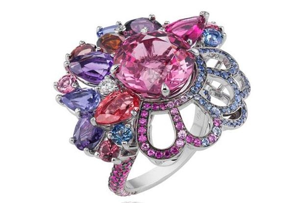 萧邦与哈罗德百货Holiday系列迪士尼灵感珠宝哈罗德百货在圣诞到来之际找了很多品牌合作设计珠宝，萧邦也是其中一家，全部以迪士尼的公司为灵感。这款戒指灵感来自《美女与野兽》，镶嵌紫水晶、粉色蓝宝石、蓝宝石、红宝石，像一朵童话世界的花，在手指之间绽放。
