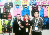 中网市场发布: 杭州久冉户外用品有限公司主要经营: 各种成人和儿童救生衣及潜水衣等水上用品。