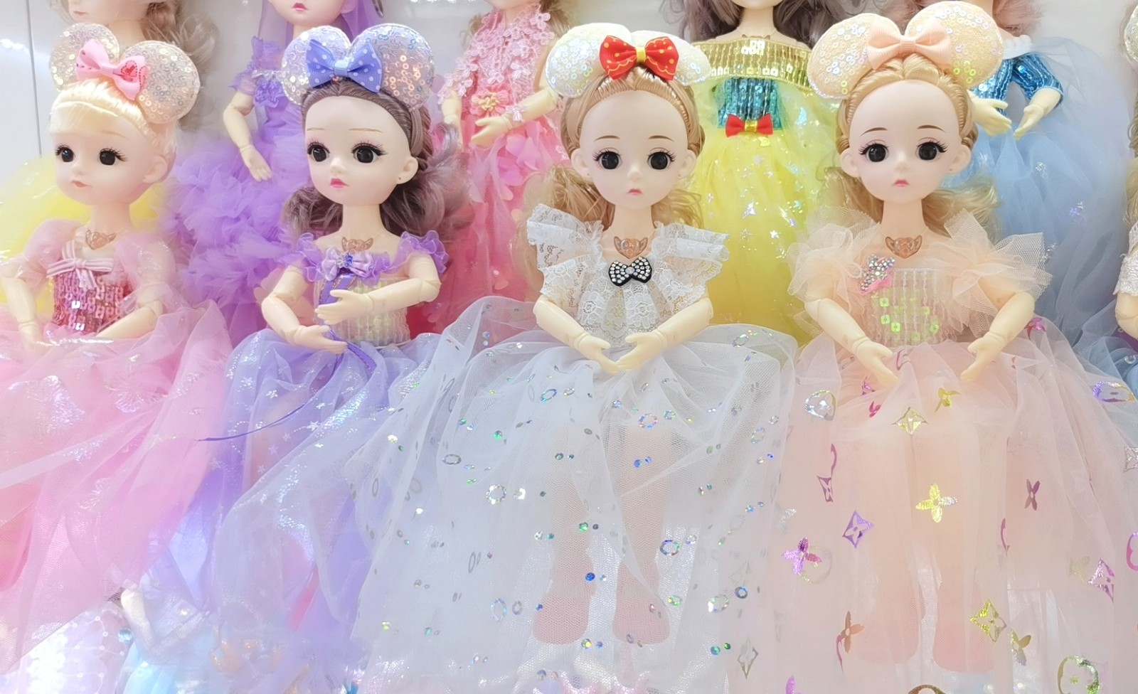 义乌市杨其云玩具商行批发销售云华芭比洋娃娃玩具产品