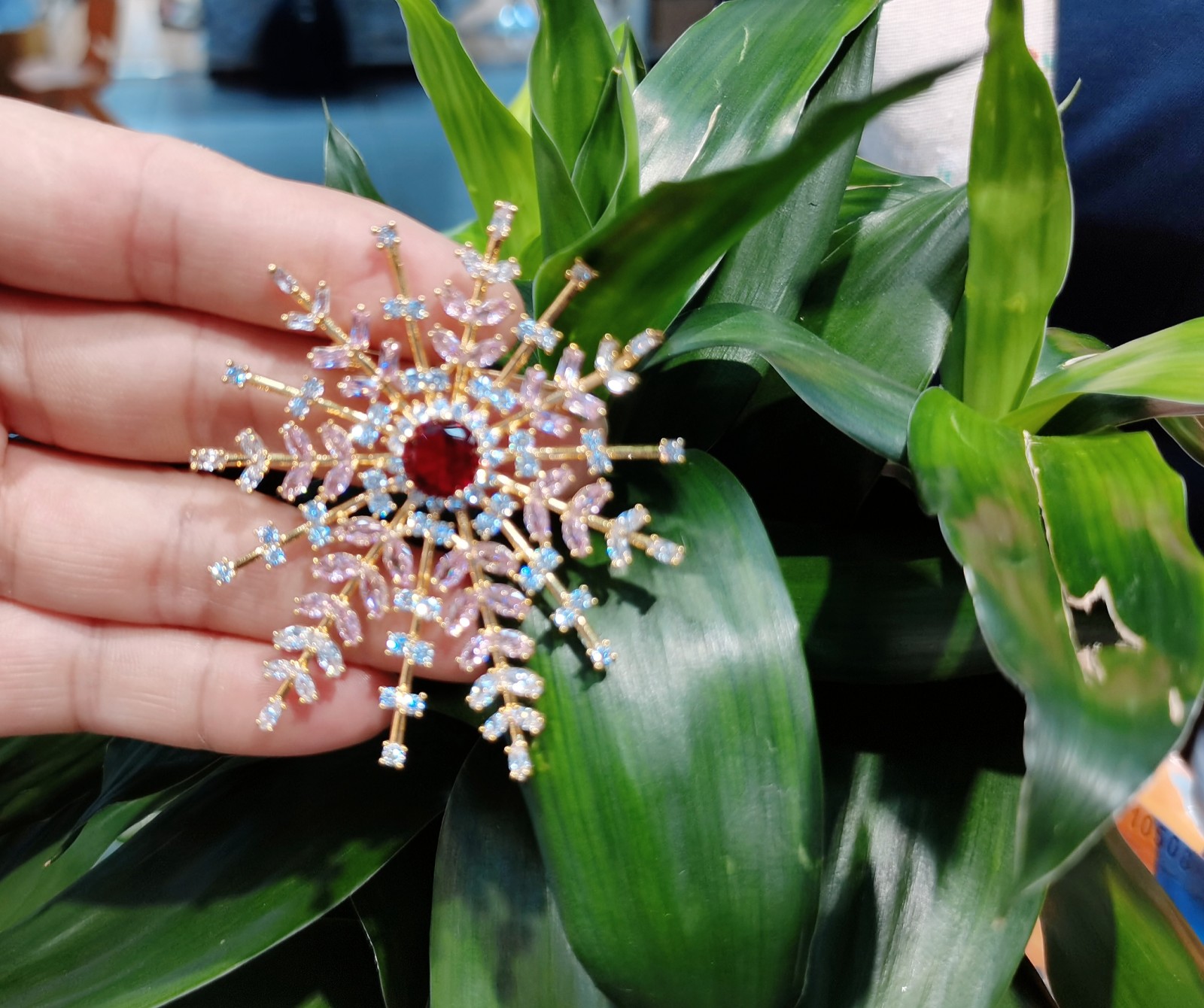 义乌市八季饰品商行销售胸针、戒指、项链、手链等产品