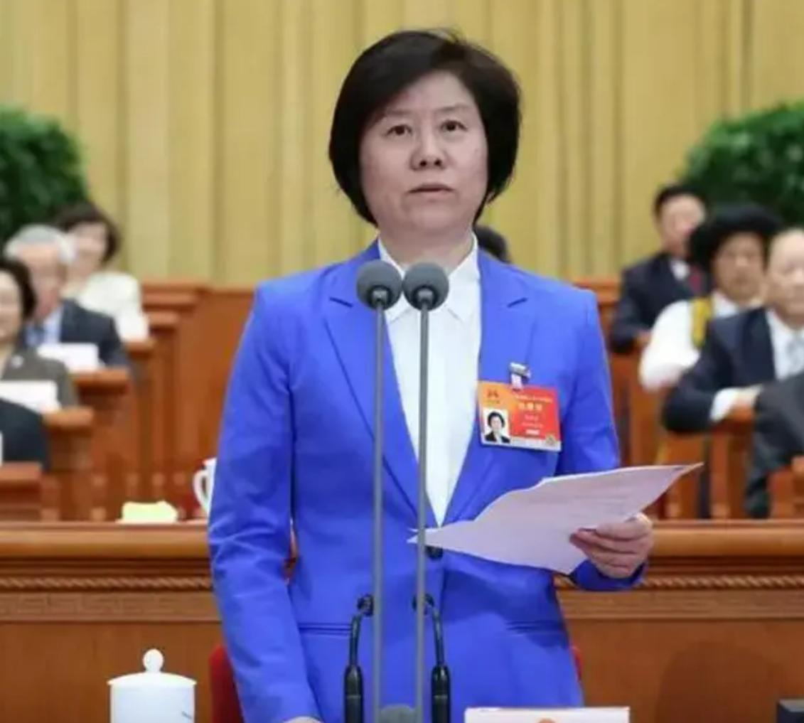 她是教师出身，曾担任过杭州市委副书记，如今66岁，仍在一线奋斗