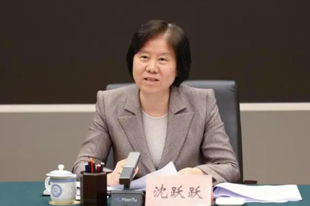 她是教师出身，曾担任过杭州市委副书记，如今66岁，仍在一线奋斗