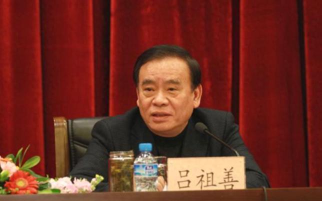 他在37岁时被破格提拔，后任浙江省省长，年老退休在博物馆做义工