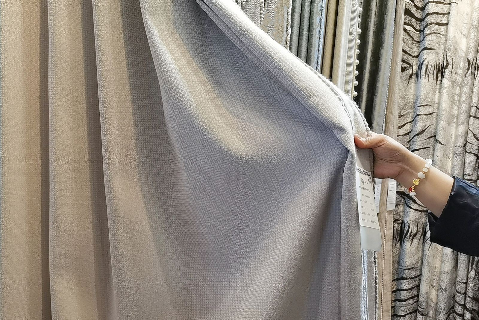 COTV全球直播-绍兴筠益家居科技有限公司专业设计加工“觅空间”系列时尚窗帘布、新潮墙布，各种时新成品窗帘等产品，欢迎大家光临！