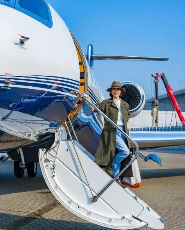 林青霞乘私人飞机炫富，穿风衣+牛仔裤+马丁靴，69岁美出新高度
