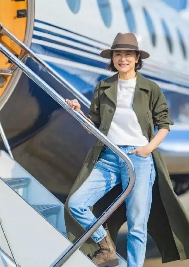林青霞乘私人飞机炫富，穿风衣+牛仔裤+马丁靴，69岁美出新高度