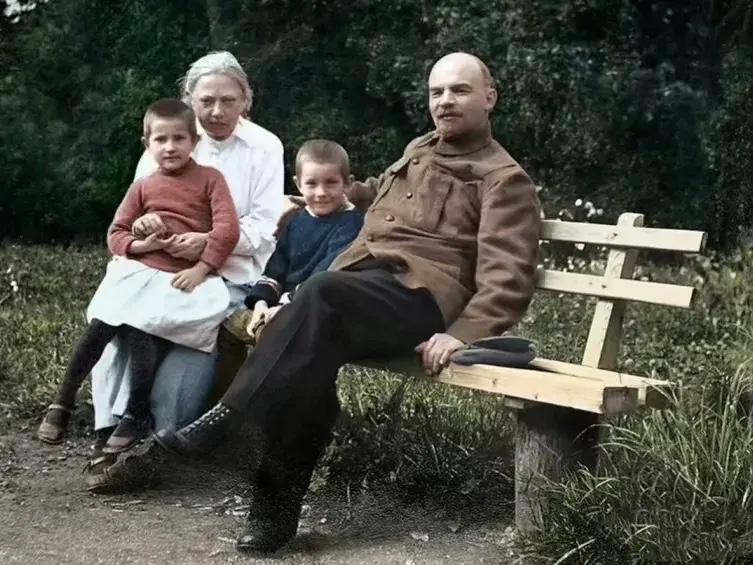 真实的列宁形象并非总是银幕上革命化的形象，而是像这张家庭小照一样，展现出幸福而安详的一面。