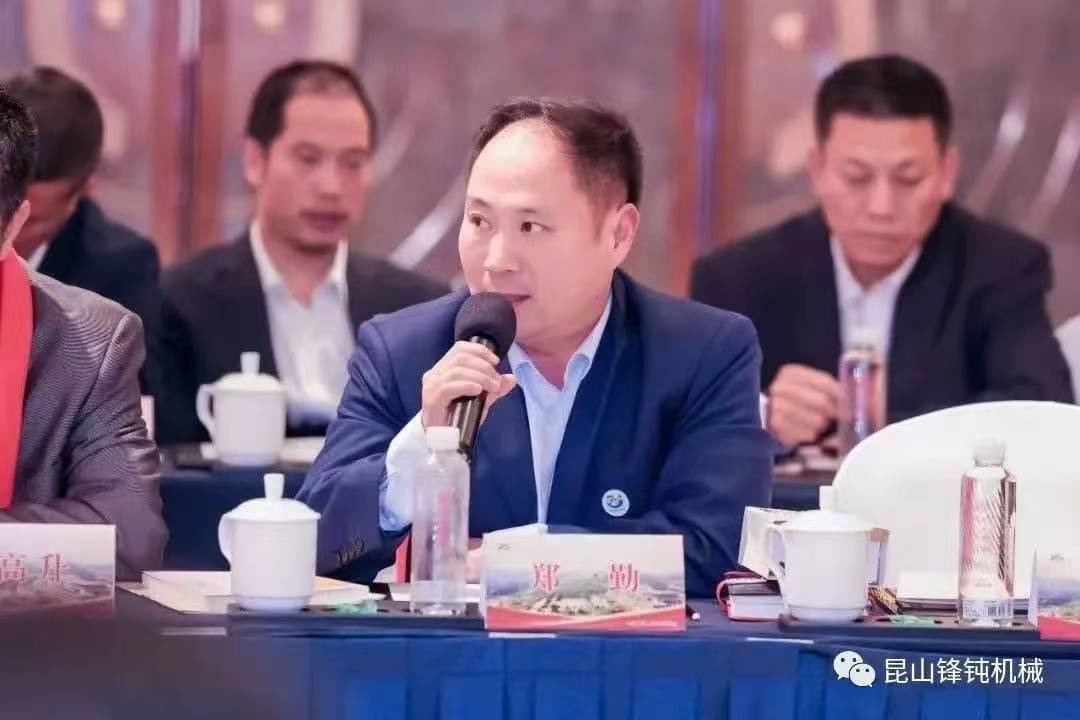 COTV全球直播-昆山锋钝机械有限公司专业销售塑料毛边处理机器及喷砂研磨耗材等产品，设计创新、制造精湛、操作简便、运行稳定，深得行业认可，欢迎大家光临！