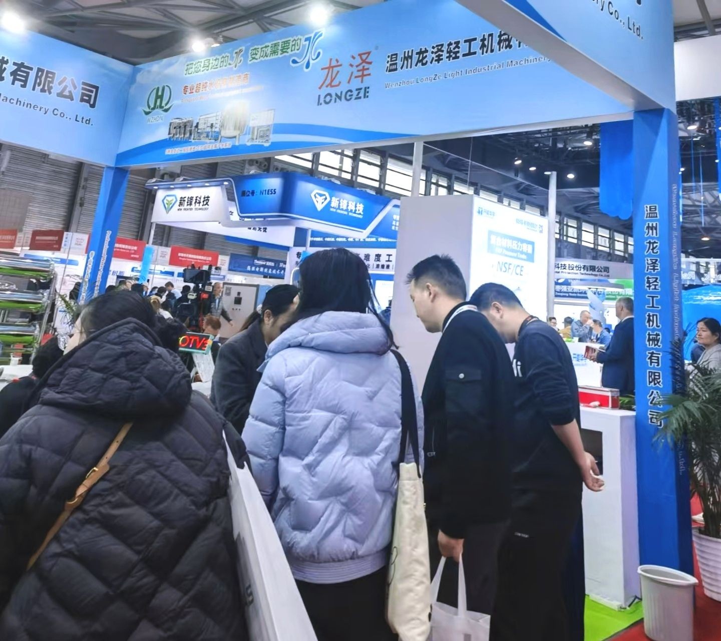 COTV全球直播-温州龙泽轻工机械有限公司专业生产不锈钢卫生级管道配件、灌顶装置、接管板、高精度不锈钢阀门及不锈钢非标配件等产品，欢迎大家光临！