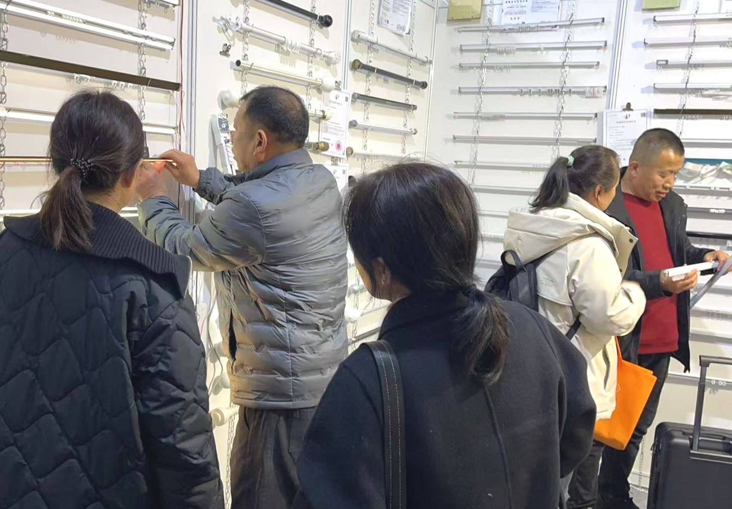 COTV全球直播-香港京华盛窗饰智能科技有限公司、京华盛窗饰（山东）有限公司专业生产“华龍宇”静音直轨、罗马杆、可弯轨道、锌合金、内嵌轨道、电动轨道、超薄轨道、伸缩轨道，欢迎大家光临！
