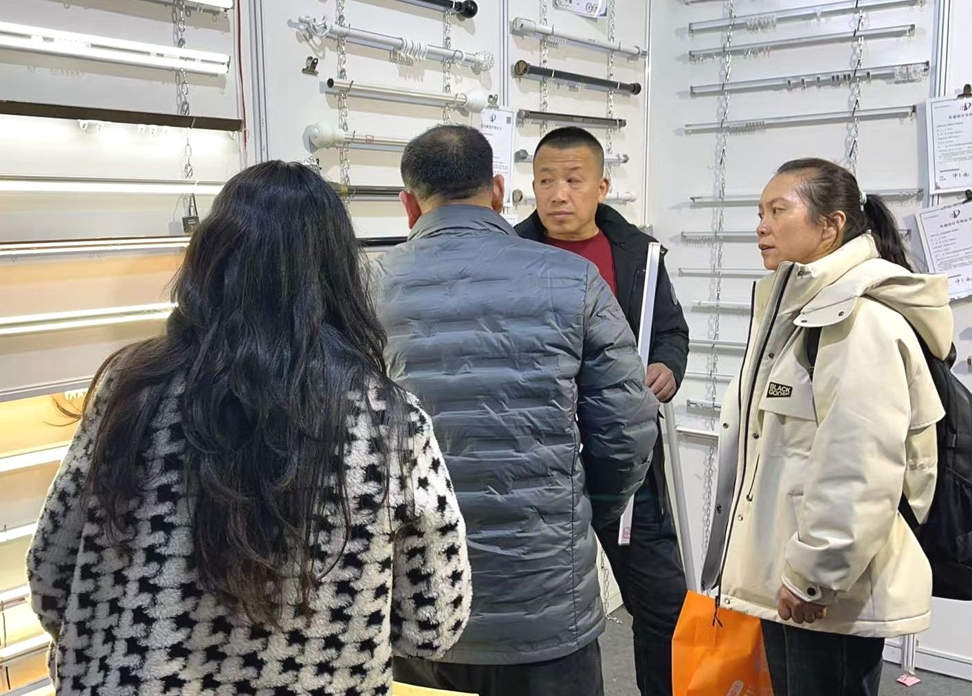 COTV全球直播-香港京华盛窗饰智能科技有限公司、京华盛窗饰（山东）有限公司专业生产“华龍宇”静音直轨、罗马杆、可弯轨道、锌合金、内嵌轨道、电动轨道、超薄轨道、伸缩轨道，欢迎大家光临！