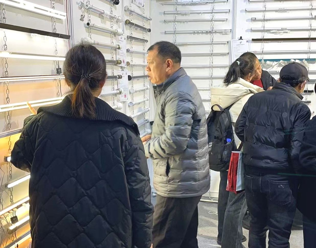 COTV全球直播-香港京华盛窗饰智能科技有限公司、京华盛窗饰（山东）有限公司专业生产“华龍宇”静音直轨、罗马杆、可弯轨道、锌合金、内嵌轨道、电动轨道、超薄轨道、伸缩轨道，欢迎大家光临！
