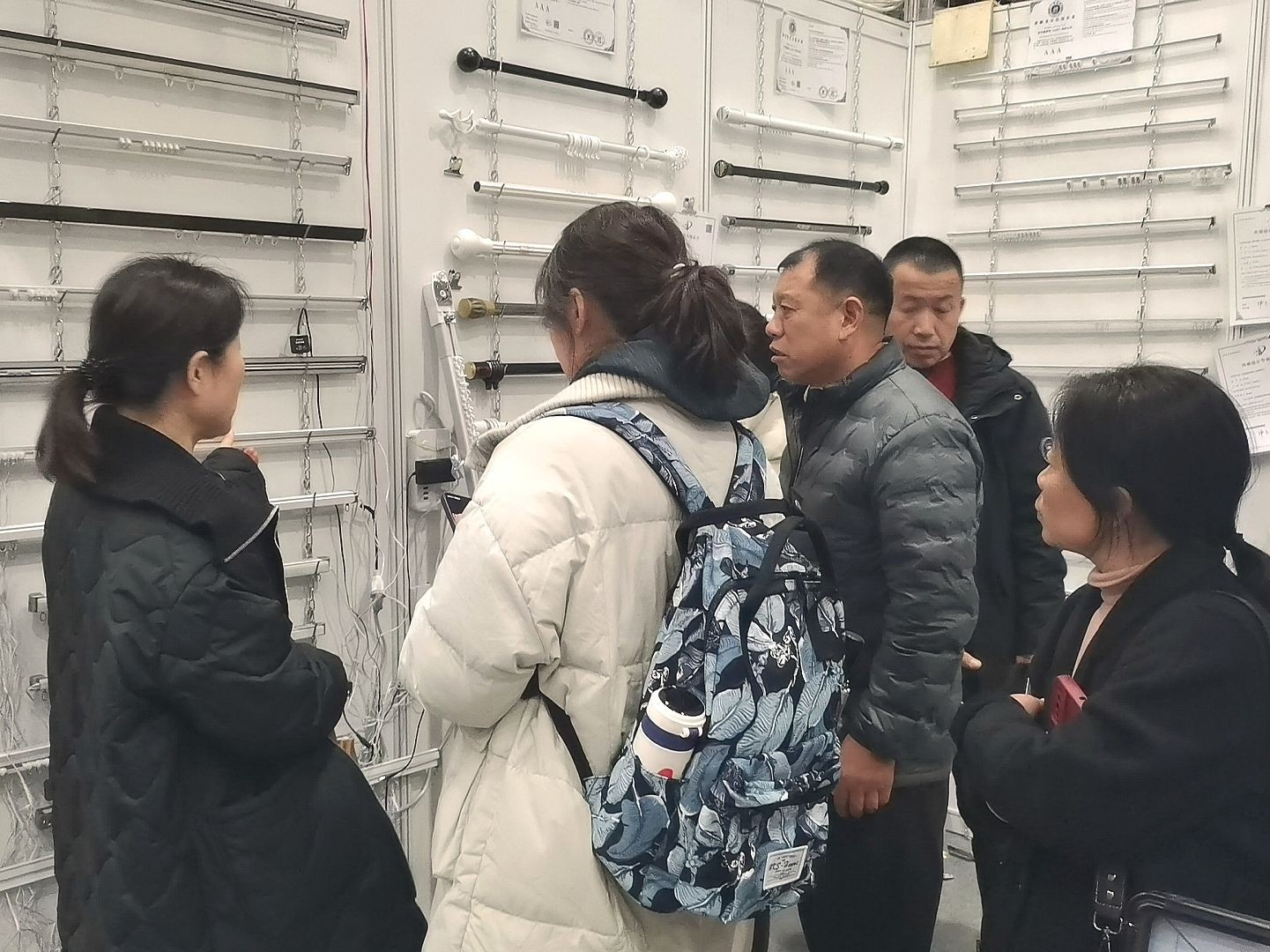 COTV全球直播-香港京华盛窗饰智能科技有限公司、京华盛窗饰（山东）有限公司专业生产“华龍宇”静音直轨、罗马杆、可弯轨道、锌合金、内嵌轨道、电动轨道、超薄轨道、伸缩轨道，欢迎大家光临！