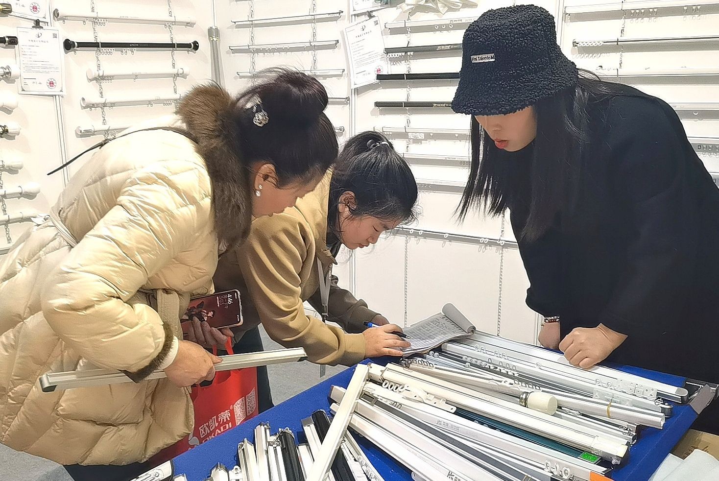COTV全球直播-香港京华盛窗饰智能科技有限公司、京华盛窗饰（山东）有限公司专业生产“华龍宇”静音直轨、罗马杆、可弯轨道、锌合金、内嵌轨道、电动轨道、超薄轨道、伸缩轨道，欢迎大家光临！