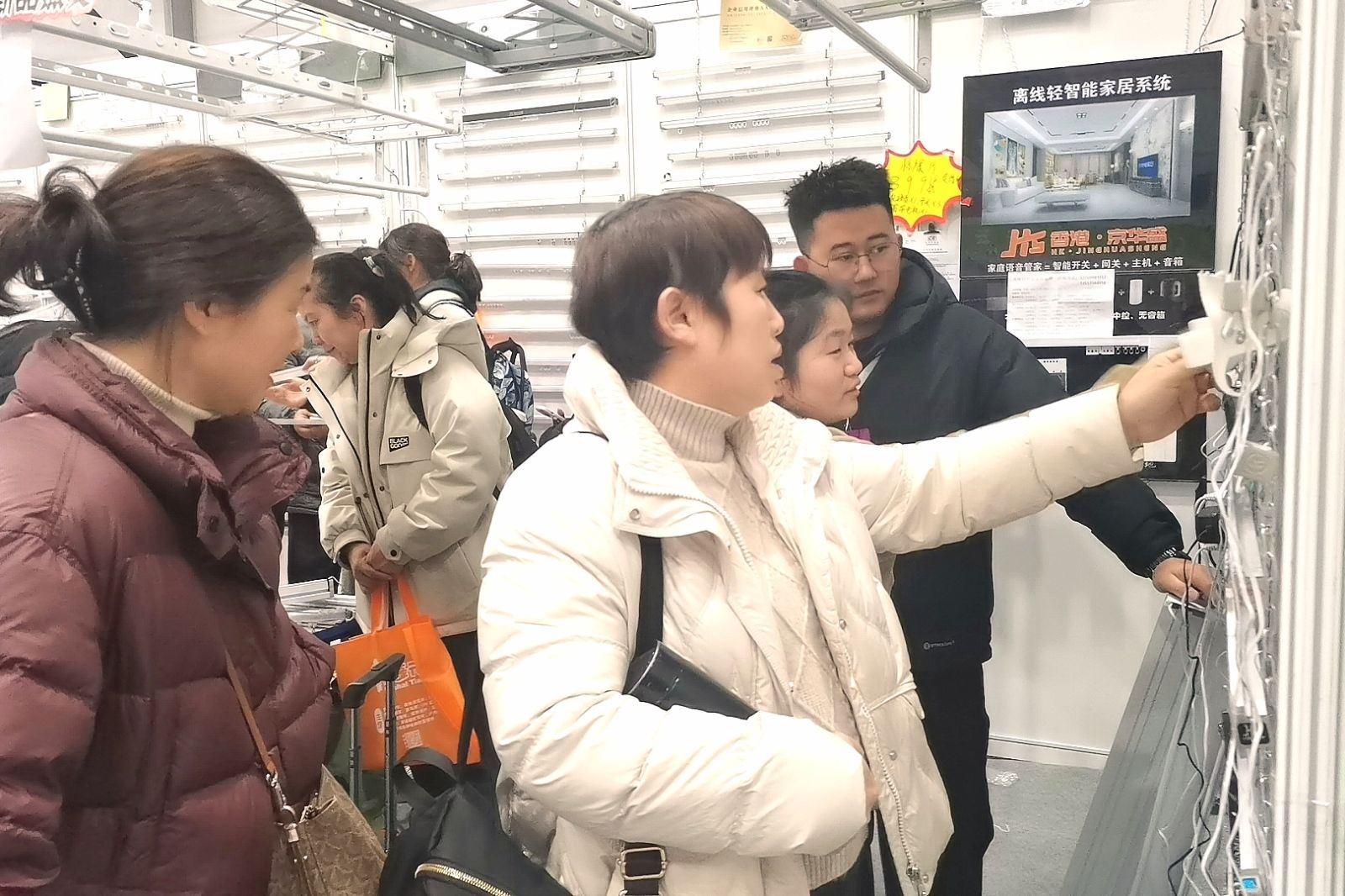 COTV全球直播-香港京华盛窗饰智能科技有限公司、京华盛窗饰（山东）有限公司专业生产“华龍宇”静音直轨、罗马杆、可弯轨道、锌合金、内嵌轨道、电动轨道、超薄轨道、伸缩轨道，欢迎大家光临！