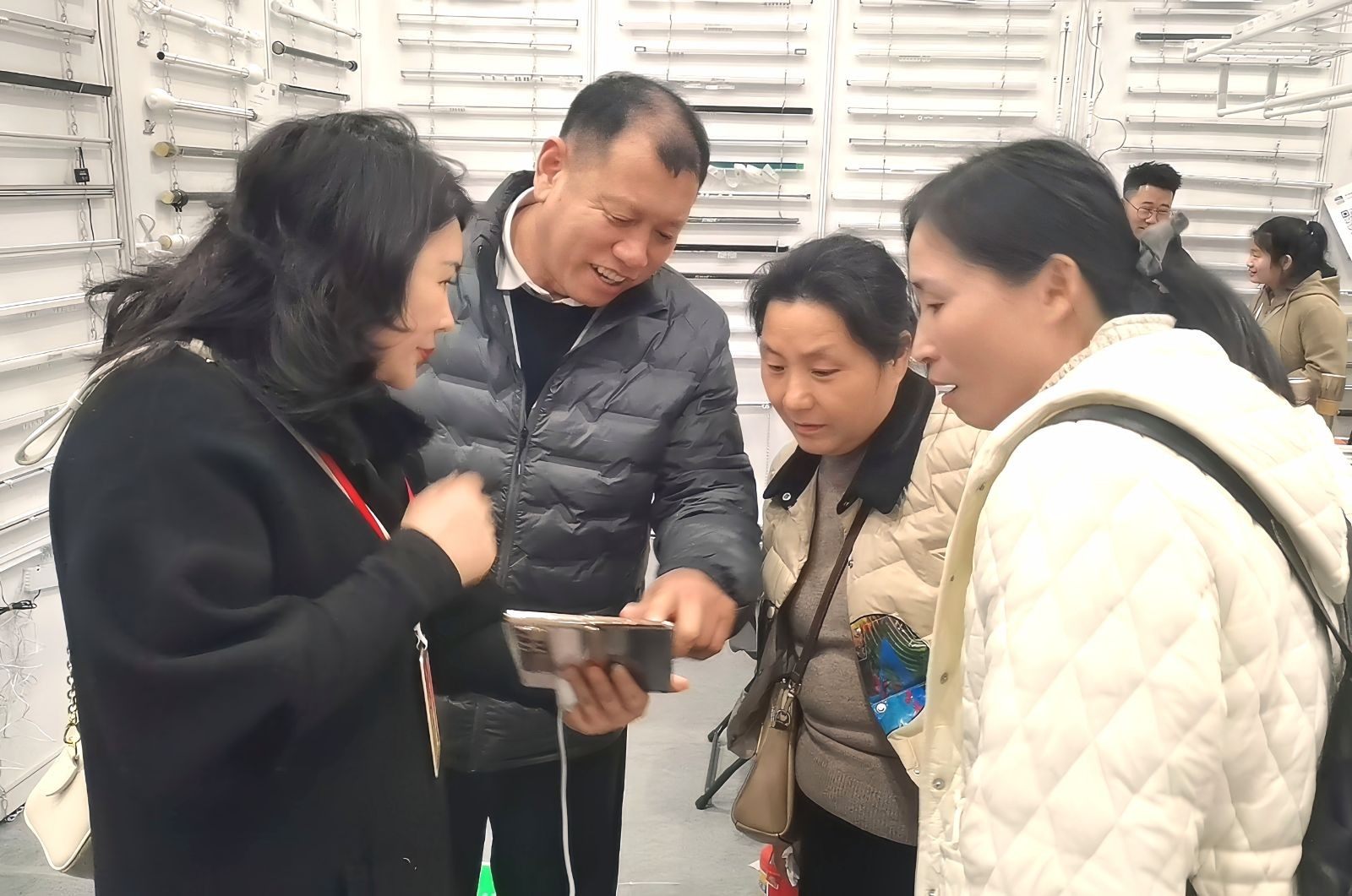 COTV全球直播-香港京华盛窗饰智能科技有限公司、京华盛窗饰（山东）有限公司专业生产“华龍宇”静音直轨、罗马杆、可弯轨道、锌合金、内嵌轨道、电动轨道、超薄轨道、伸缩轨道，欢迎大家光临！
