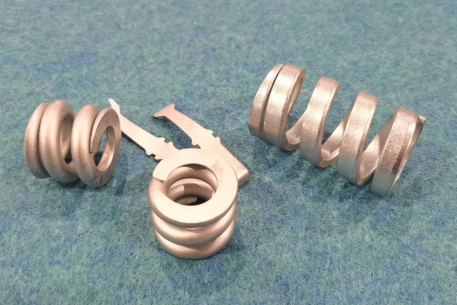 COTV全球直播-诸暨市力美弹簧有限公司、浙江元茂智能科技有限公司专业生产悬挂减震弹簧、制动弹簧、气门弹簧、离合器弹簧、碟形弹簧、涡卷弹簧、油封弹簧、记l忆弹簧以及非标弹簧等产品，欢迎大家光临！，