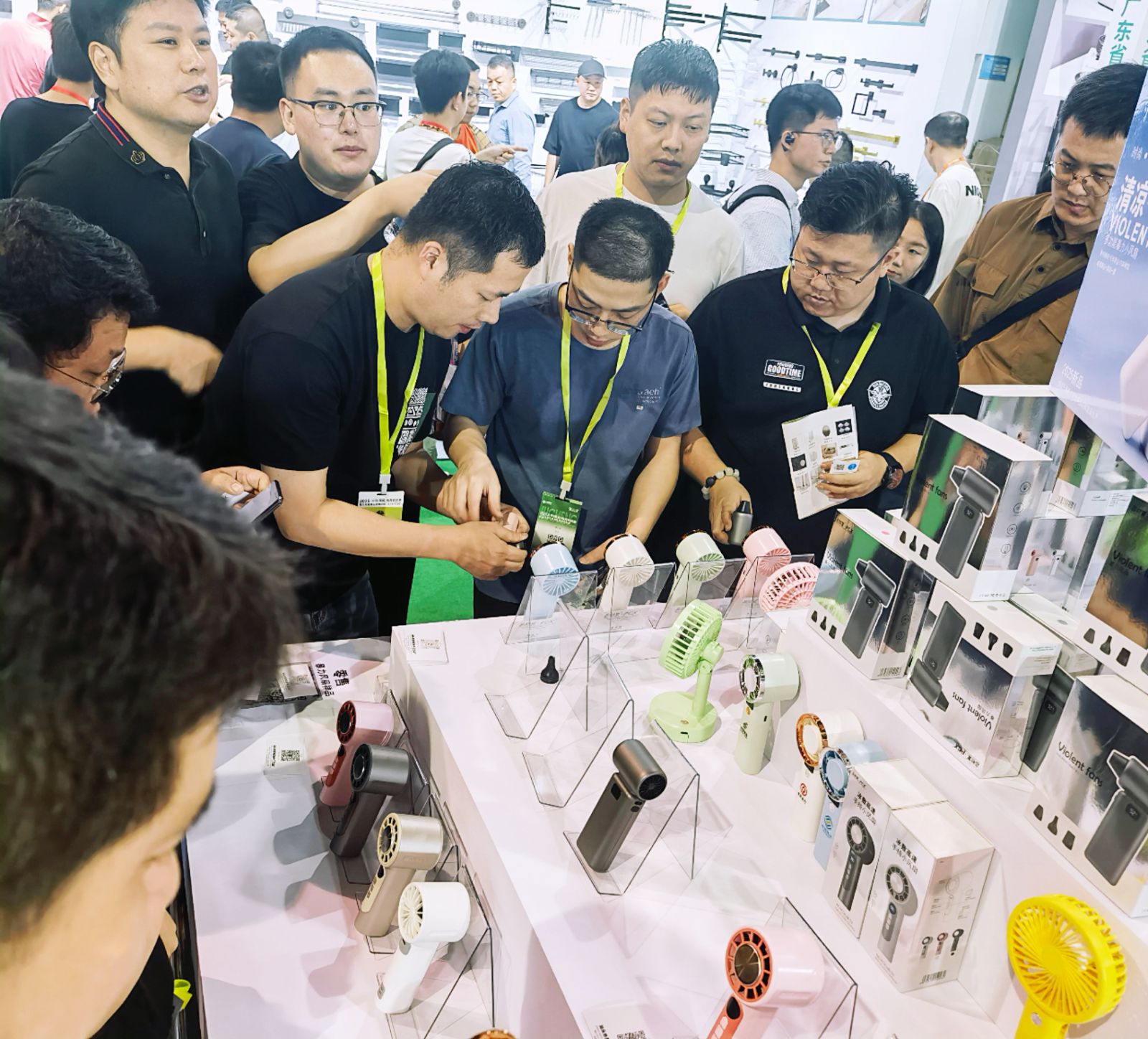 COTV全球直播-汕头市澄海区金牛工艺品厂专业研发生产：“”品初夏”、“PCX”品牌系列迷你小电扇、学生小电扇、高速大风力小电扇以及各种两季小家电等产品，欢迎大家光临！