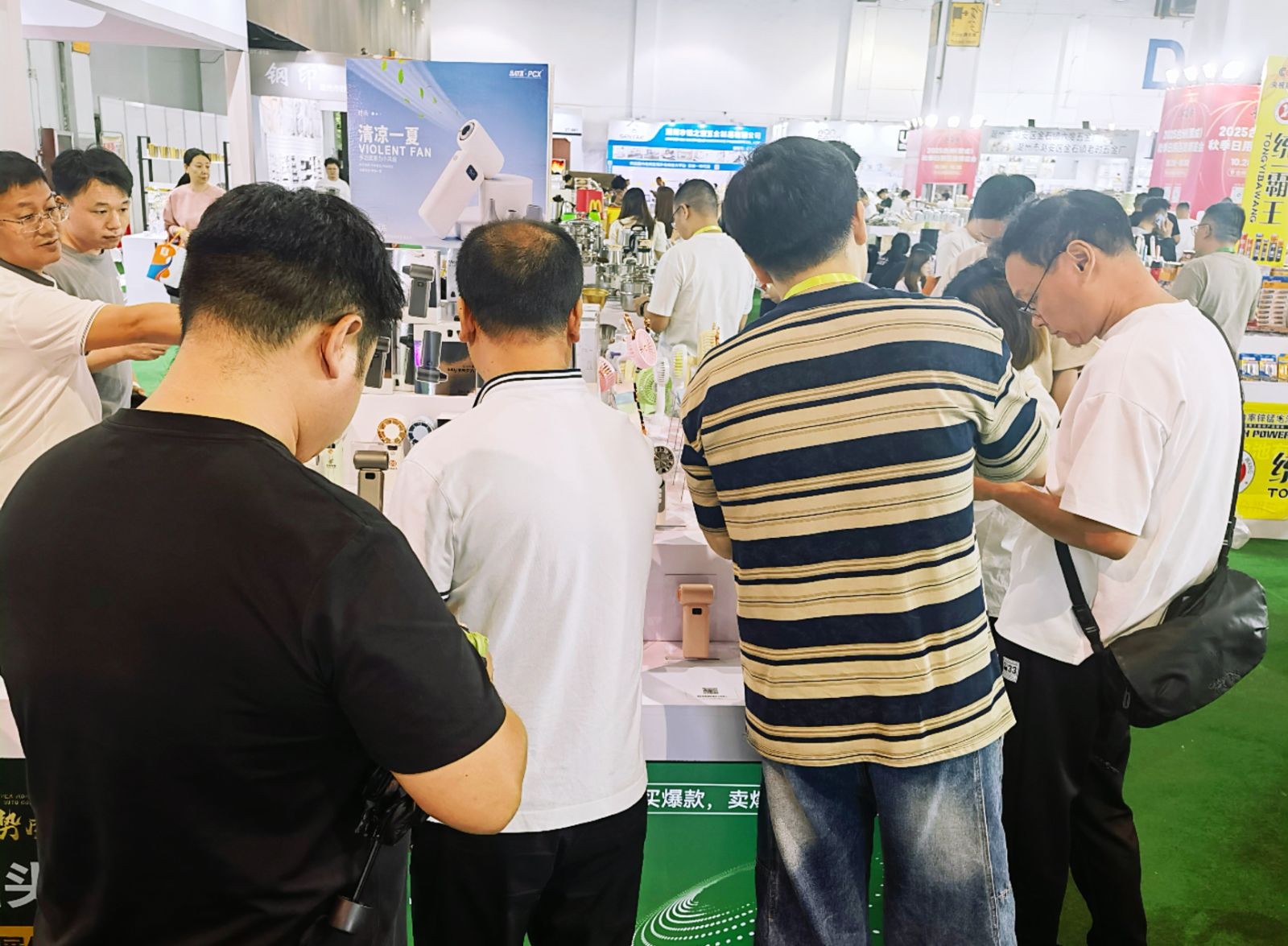 COTV全球直播-汕头市澄海区金牛工艺品厂专业研发生产：“”品初夏”、“PCX”品牌系列迷你小电扇、学生小电扇、高速大风力小电扇以及各种两季小家电等产品，欢迎大家光临！