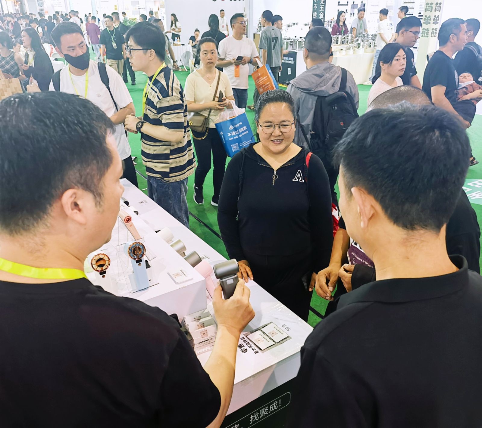 COTV全球直播-汕头市澄海区金牛工艺品厂专业研发生产：“”品初夏”、“PCX”品牌系列迷你小电扇、学生小电扇、高速大风力小电扇以及各种两季小家电等产品，欢迎大家光临！