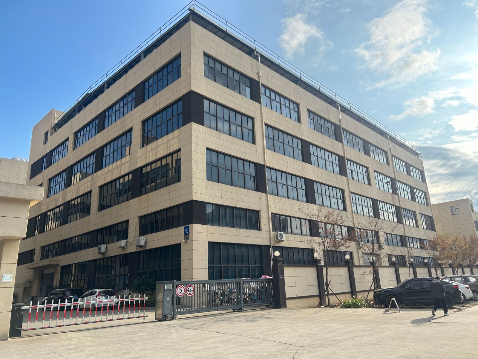 COTV全球直播-温州玉青梯业有限公司专业设计生产：高档铜楼梯、铝合金楼梯、以及各种金属材.装饰栏杆、护栏等产品，欢迎大家光临！