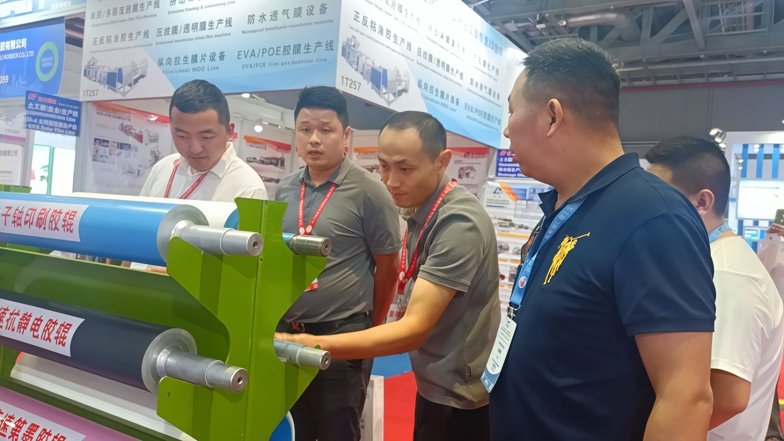 COTV全球直播-运城市圣炬印刷器材有限公司、泉州圣炬印刷器材有限公司专业生产：各种新型优质胶辊及胶辊用耐用剂、耐酸碱、耐高温、抗静电、抗撕裂、除尘等材料及特殊橡胶辊产品，欢迎大家光临！