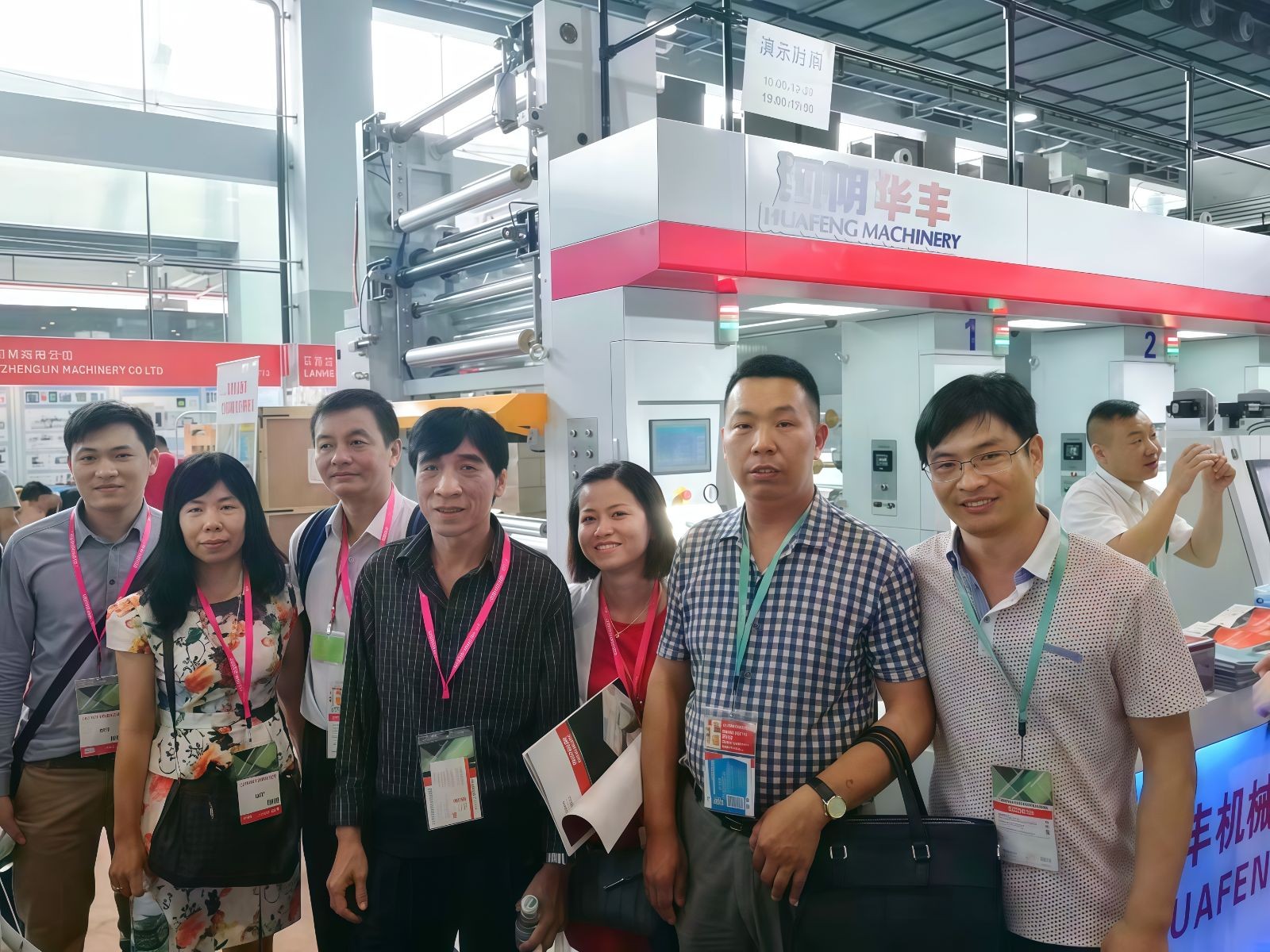 COTV全球直播-运城市圣炬印刷器材有限公司、泉州圣炬印刷器材有限公司专业生产：各种新型优质胶辊及胶辊用耐用剂、耐酸碱、耐高温、抗静电、抗撕裂、除尘等材料及特殊橡胶辊产品，欢迎大家光临！