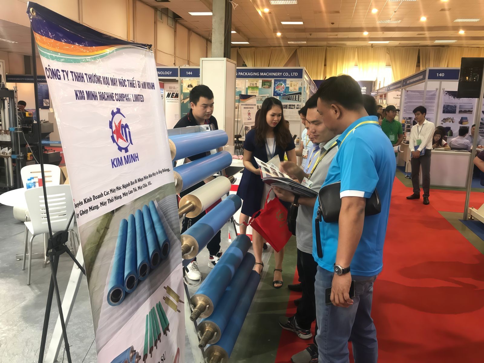 COTV全球直播-运城市圣炬印刷器材有限公司、泉州圣炬印刷器材有限公司专业生产：各种新型优质胶辊及胶辊用耐用剂、耐酸碱、耐高温、抗静电、抗撕裂、除尘等材料及特殊橡胶辊产品，欢迎大家光临！