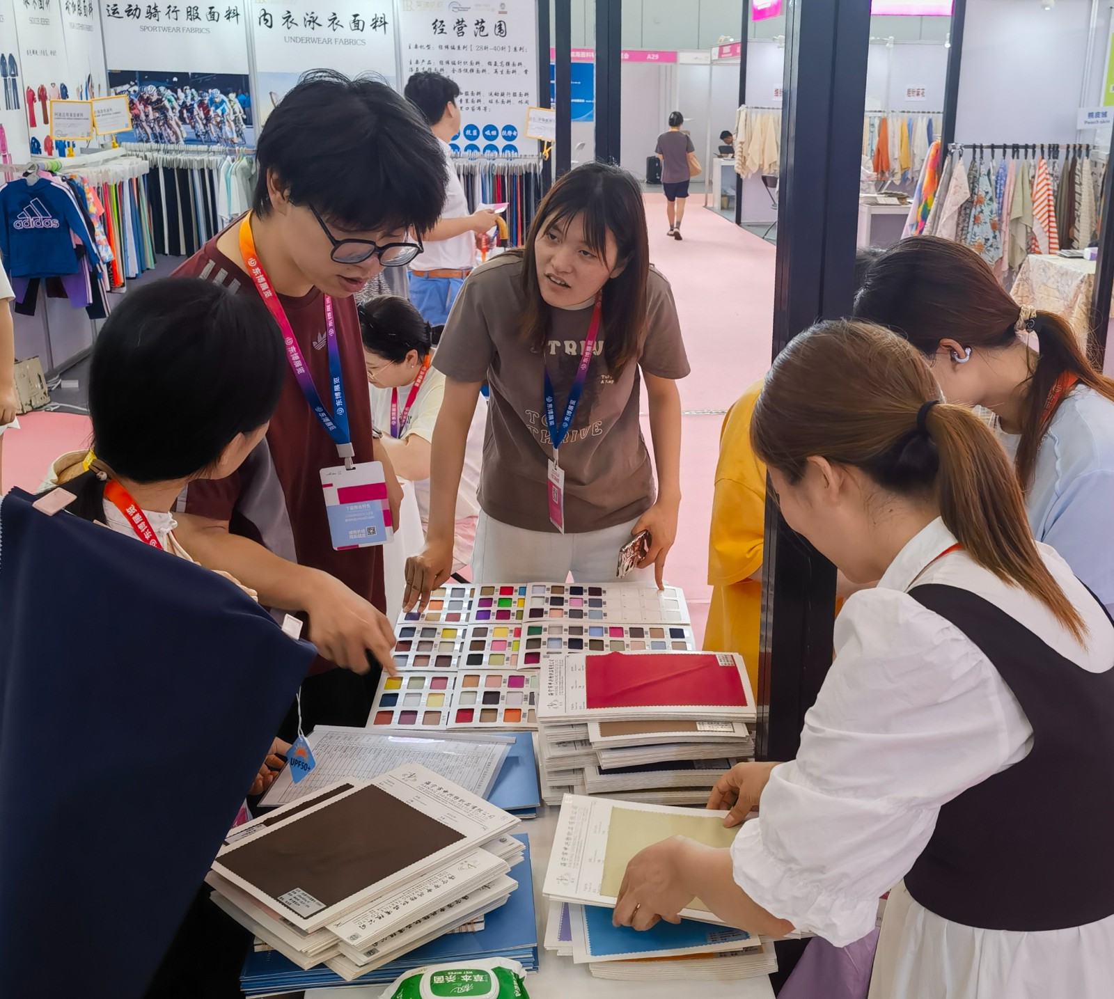 COTV全球直播-海宁市申兴纺织品有限公司专业开发生产：锦纶66系列、莱卡系列、裸感系列、罗纹系列、防晒系列、仿棉系列、T恤系列、抓绒系列以及各种辅料系列等纺织产品，欢迎大家光临！