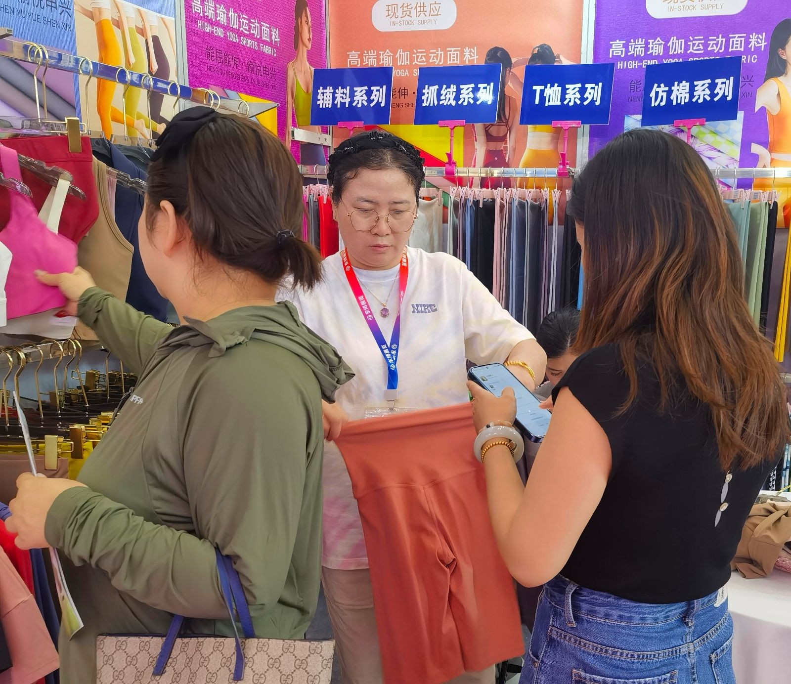 COTV全球直播-海宁市申兴纺织品有限公司专业开发生产：锦纶66系列、莱卡系列、裸感系列、罗纹系列、防晒系列、仿棉系列、T恤系列、抓绒系列以及各种辅料系列等纺织产品，欢迎大家光临！