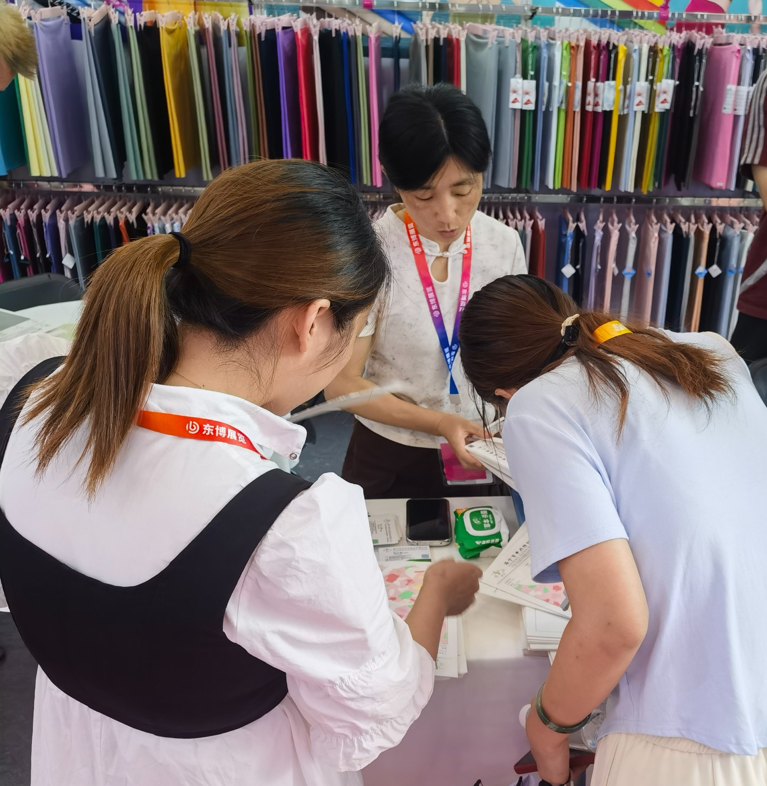COTV全球直播-海宁市申兴纺织品有限公司专业开发生产：锦纶66系列、莱卡系列、裸感系列、罗纹系列、防晒系列、仿棉系列、T恤系列、抓绒系列以及各种辅料系列等纺织产品，欢迎大家光临！