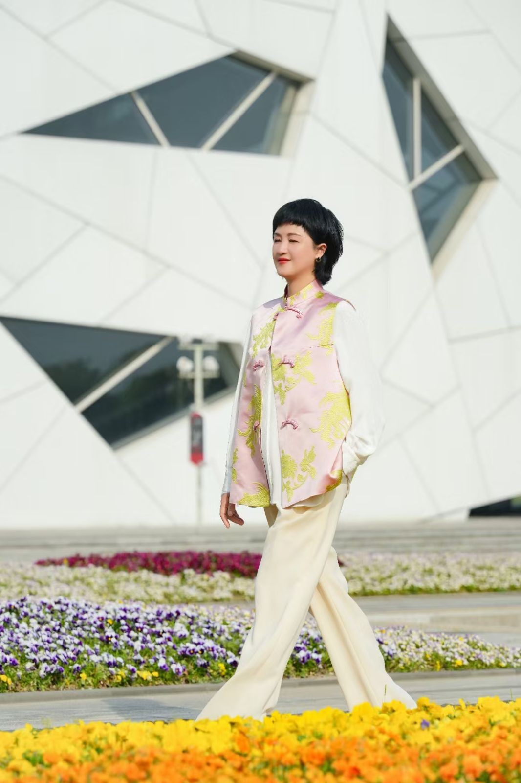 COTV全球直播-杭州衣真无界有限公司专业设计研发生产“独立设计师品牌”系列时尚女装、休闲男装，春秋时新服装等产品，欢迎大家光临！