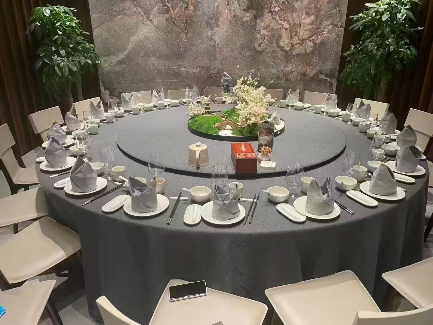 COTV全球直播-杭州亚宝酒店用品有限公司专业设计生产：酒店宴会餐桌椅、各类玻璃不锈钢智能转盘等酒店家具、酒店台布、围裙、椅套等酒店布草产品，欢迎大家光临！