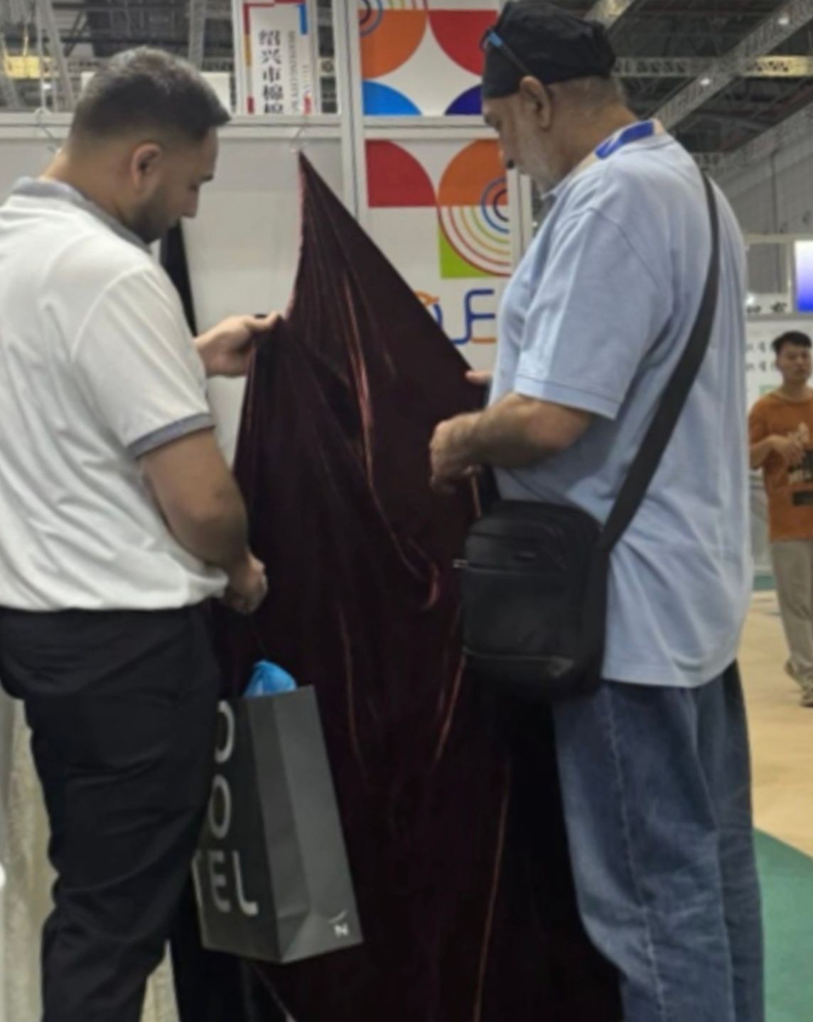 COTV全球直播-绍兴其云纺织品有限公司专业经营：梭织真丝丝绒、真丝丝绒烂花、真丝弹力丝绒烫金等产品，公司经营真丝绒系列产品已有30多年历史，欢迎大家光临采购！