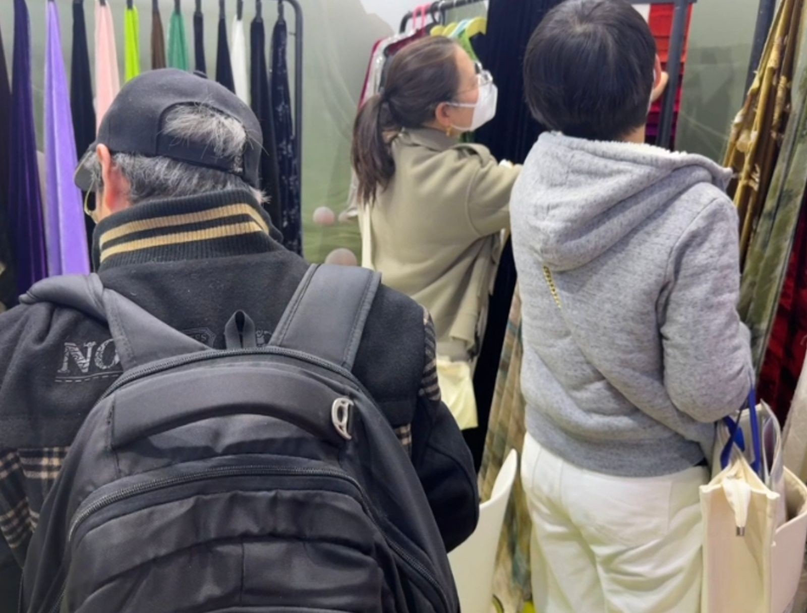 COTV全球直播-绍兴其云纺织品有限公司专业经营：梭织真丝丝绒、真丝丝绒烂花、真丝弹力丝绒烫金等产品，公司经营真丝绒系列产品已有30多年历史，欢迎大家光临采购！