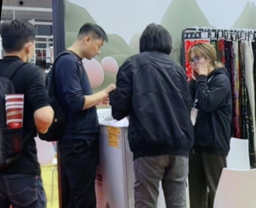COTV全球直播-绍兴其云纺织品有限公司专业经营：梭织真丝丝绒、真丝丝绒烂花、真丝弹力丝绒烫金等产品，公司经营真丝绒系列产品已有30多年历史，欢迎大家光临采购！