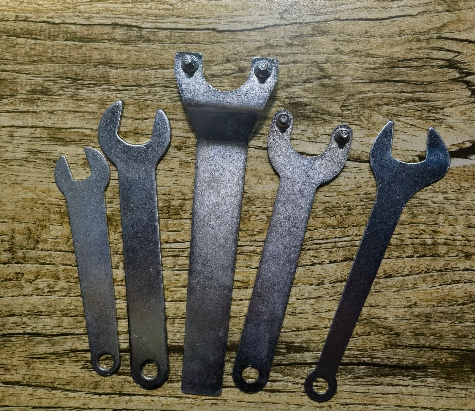 永康市东城亿锴电动工具配件厂专业生产：各种砂轮罩、板手、中间盖、压盖、防尘盖、底板、消声器以及各型号铁、塑料消声器等产品，欢迎大家光临！