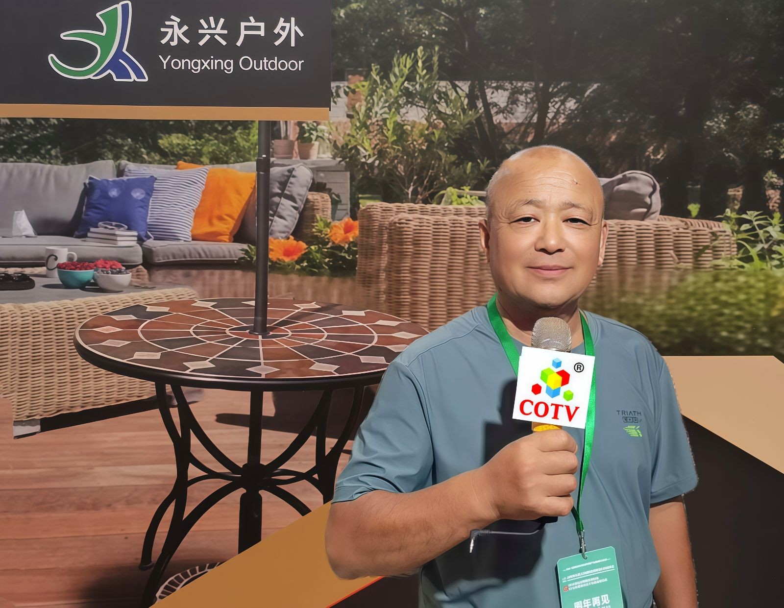 COTV全球直播：保定市易县永兴石材加工厂专业生产：天然板岩方桌、休闲石桌、天然板岩茶几、伞基座、天然板岩脚踏石等户外休闲石材产品，欢迎大家光临！